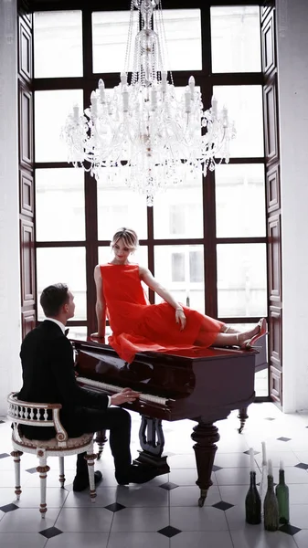 piyano ve kadın oynayan adam  