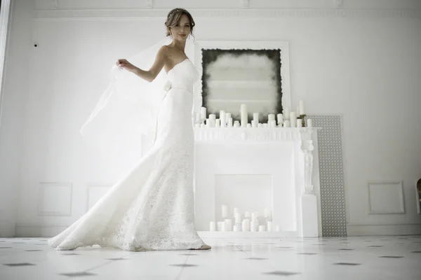 Noiva em vestido de noiva branco — Fotografia de Stock