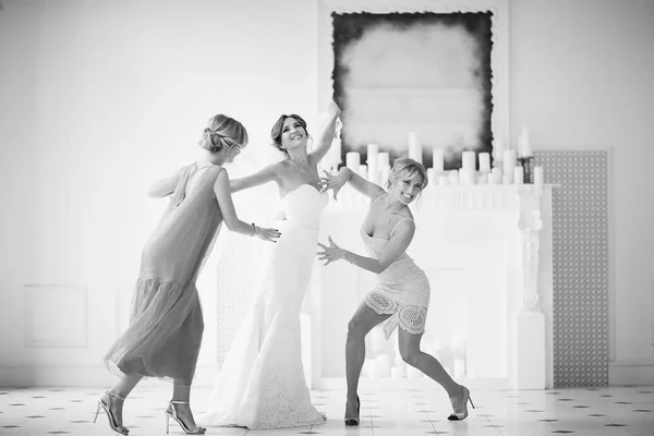 Bruden i vit brudklänning och tärnor — Stockfoto