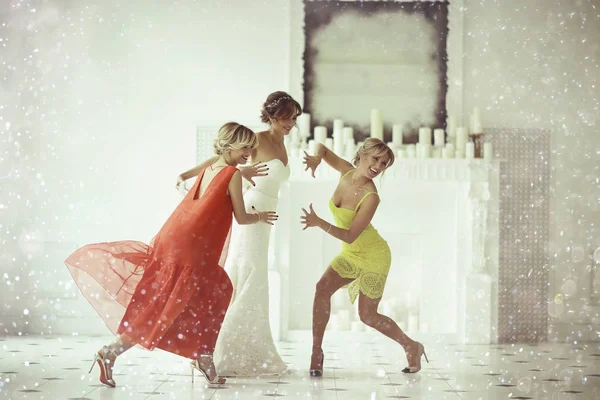 beyaz gelinlik ve nedime gelin  