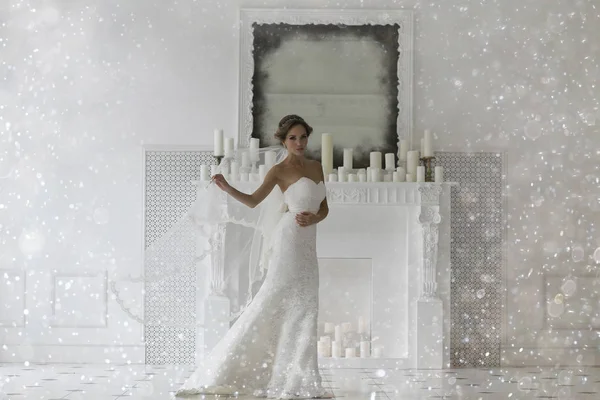 Gelin beyaz gelinlik içinde 