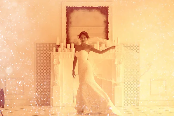 Gelin beyaz gelinlik içinde 