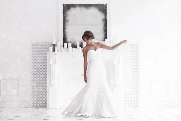 Невеста в белом свадебном платье — стоковое фото