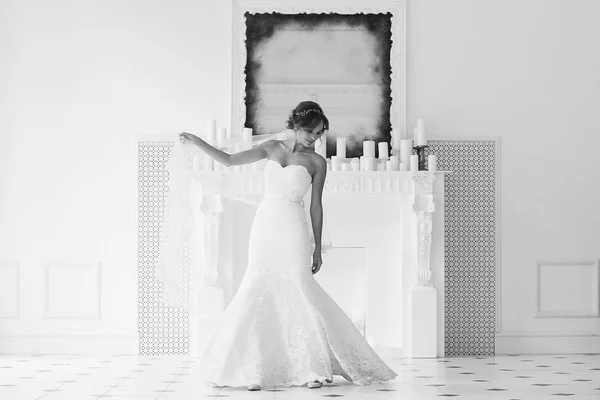 Sposa in abito da sposa bianco — Foto Stock