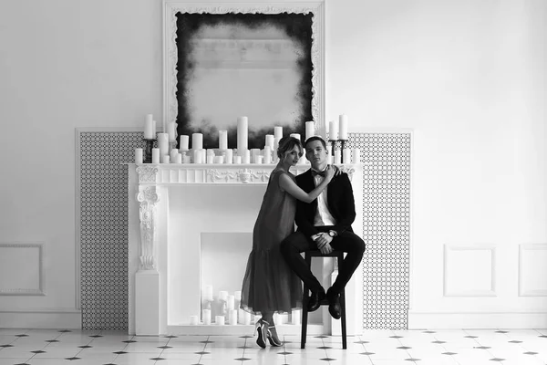 kadın ve adam şömine yakın