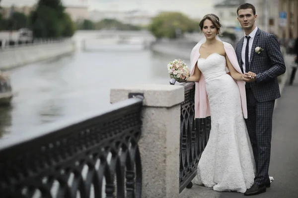 Bride and groom near river — Stock Photo, Image