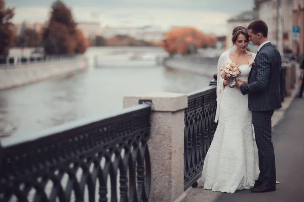 Bride and groom near river — Stock Photo, Image