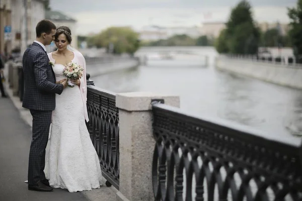 Bride and groom near river — Stock Photo, Image