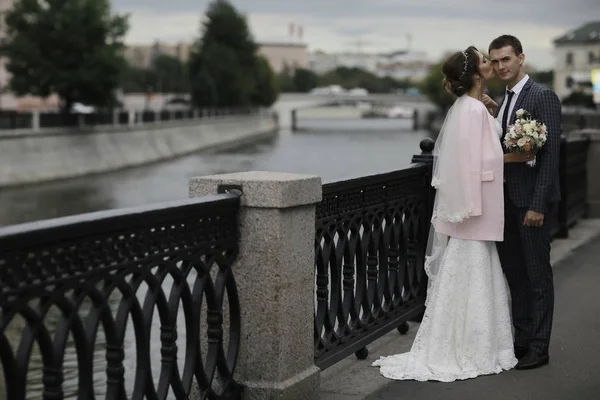 Gelin ve damat Nehri yakınında 