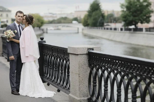 Mariée et marié près de la rivière — Photo