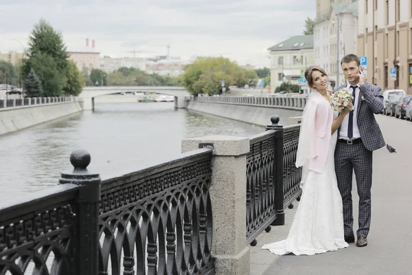 Gelin ve damat Nehri yakınında 