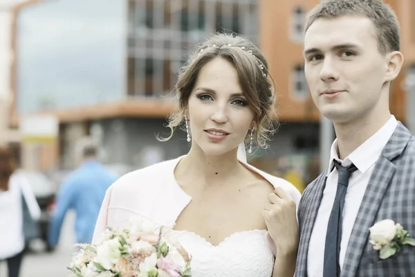 güzel genç gelin ve yakışıklı Damat Düğün gününde sokakta poz