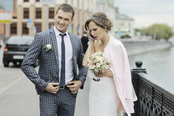 Bella Giovane Sposa Bello Sposo Posa Strada Giorno Del Matrimonio — Foto Stock