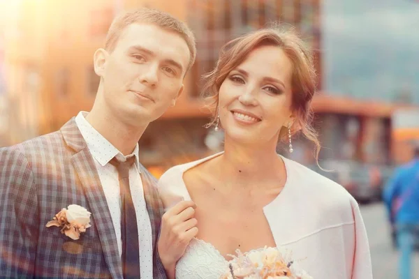 güzel genç gelin ve yakışıklı Damat Düğün gününde sokakta poz