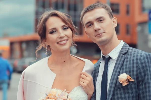 güzel genç gelin ve yakışıklı Damat Düğün gününde sokakta poz