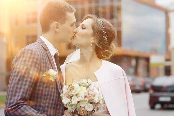 Belle Jeune Mariée Beau Marié Baisers Dans Rue Jour Mariage — Photo