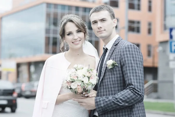 Mooie Jonge Bruid Knappe Bruidegom Poseren Straat Huwelijksdag — Stockfoto