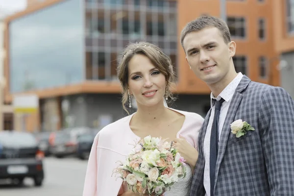 güzel genç gelin ve yakışıklı Damat Düğün gününde sokakta poz