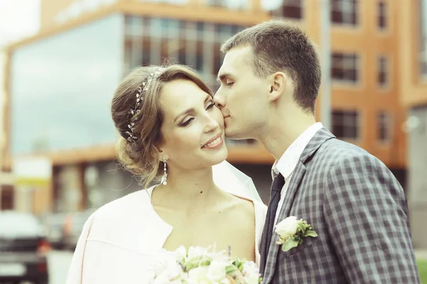 güzel genç gelin ve yakışıklı Damat Düğün gününde sokakta poz