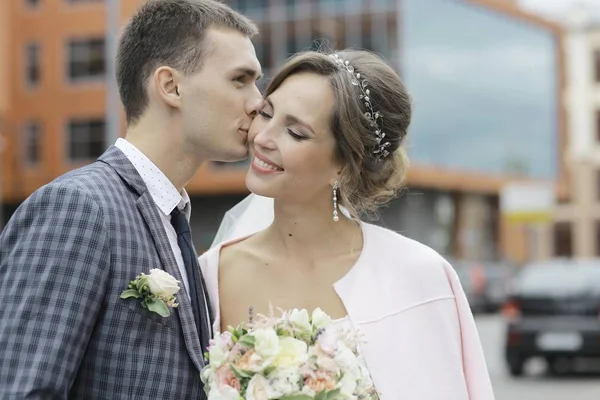 güzel genç gelin ve yakışıklı Damat Düğün gününde sokakta poz