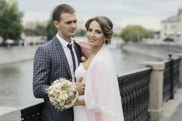 Bride and groom near river — Stock Photo, Image