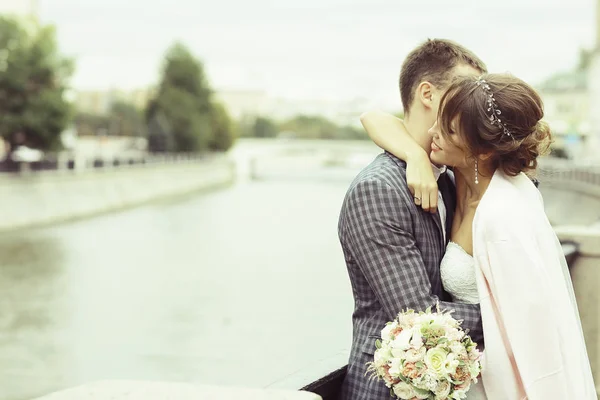 Nevěsta a ženich v blízkosti řeky — Stock fotografie
