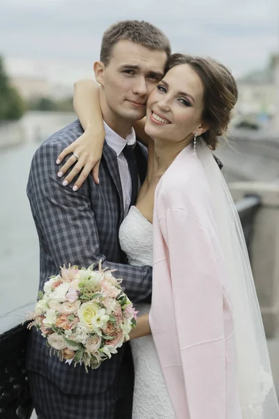 Gelin ve damat Nehri yakınında 