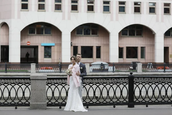 Novia y novio el día de la boda —  Fotos de Stock