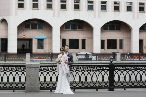 結婚式の日に新郎新婦が — ストック写真