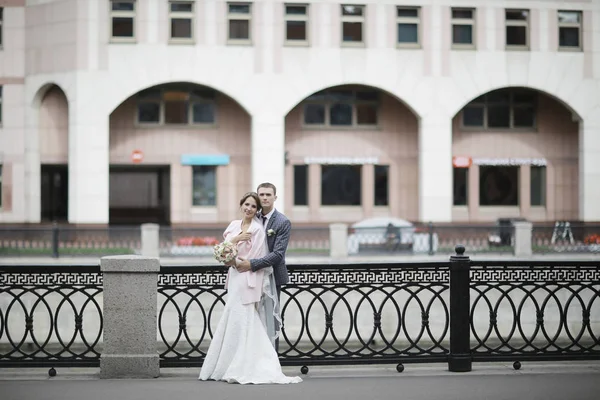 Gelin ve damat düğün gününde   