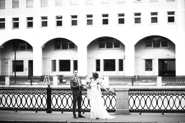 Gelin ve damat düğün gününde   