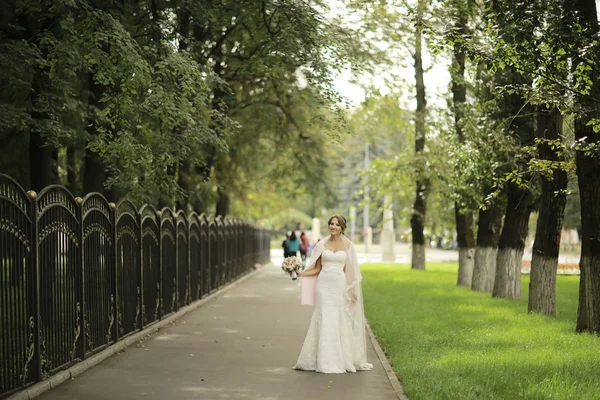 Nevěsta v bílých svatební šaty — Stock fotografie