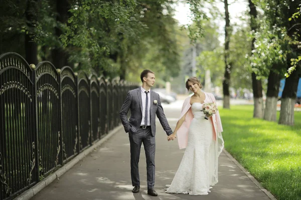 Bruden och brudgummen i sommaren park — Stockfoto
