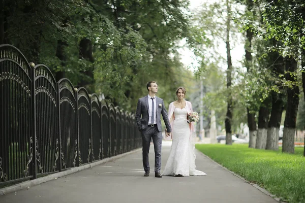 Bride and groom in summer park — Stock Photo, Image