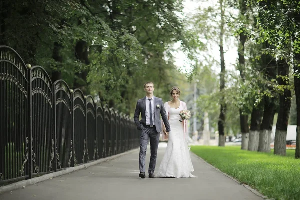 Brautpaar im Sommerpark — Stockfoto