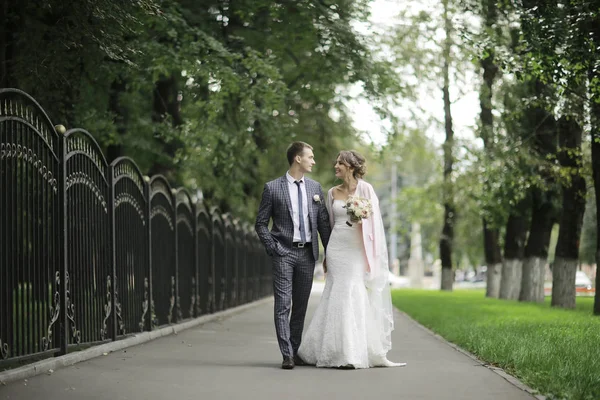 Bride and groom in summer park — Stock Photo, Image