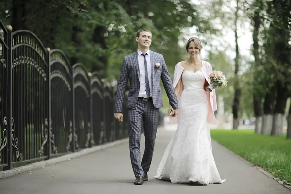 Bride and groom in summer park — Stock Photo, Image