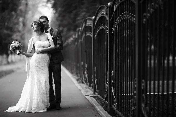 Gelin ve damat yakınındaki antik çit