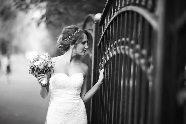 Sposa con mazzo di fiori — Foto Stock