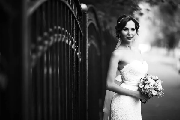 Novia con ramo de flores — Foto de Stock