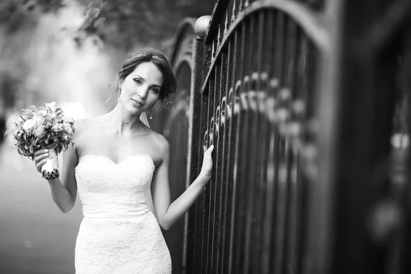 Novia con ramo de flores — Foto de Stock