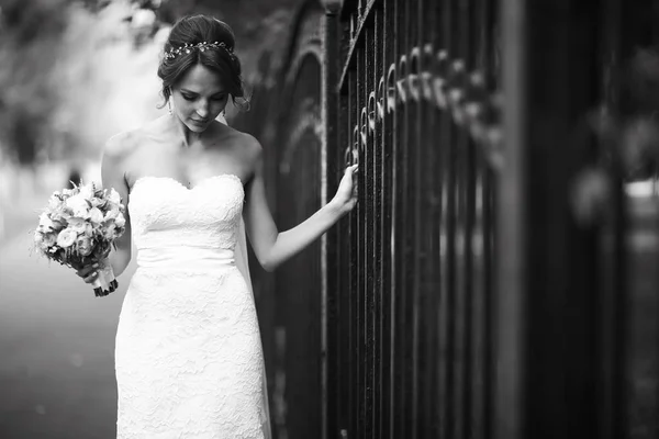 Sposa con mazzo di fiori — Foto Stock