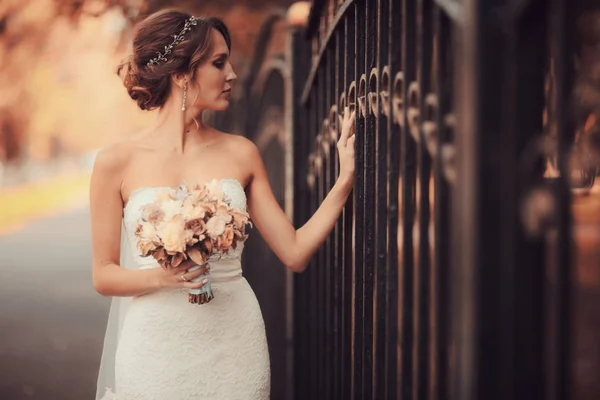 Braut mit Blumenstrauß — Stockfoto