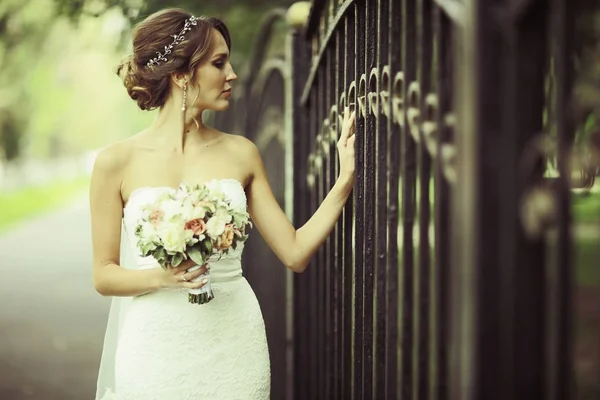 Bride with bouquet of flowers — Stock Photo, Image