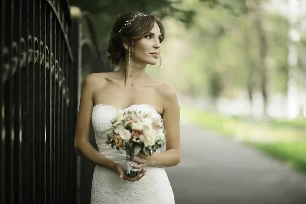 Sposa con mazzo di fiori — Foto Stock