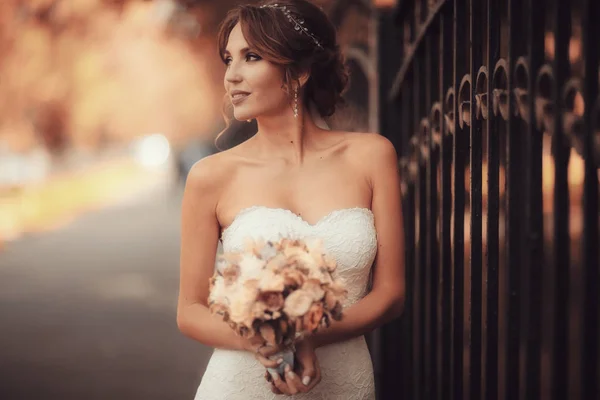 Sposa con mazzo di fiori — Foto Stock