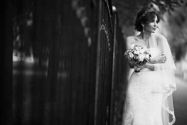 Novia con ramo de flores — Foto de Stock