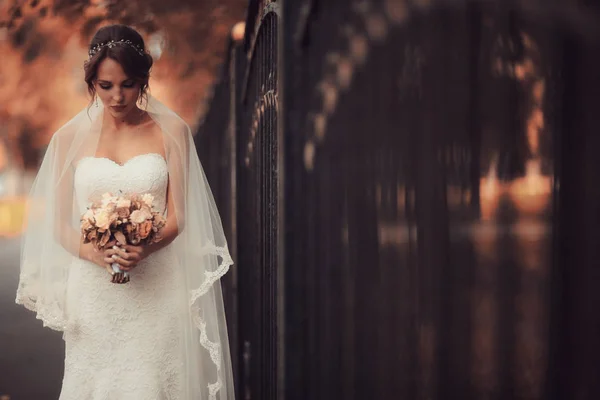 Noiva com buquê de flores — Fotografia de Stock