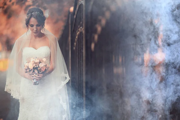 Novia con ramo de flores — Foto de Stock