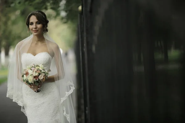 Sposa con mazzo di fiori — Foto Stock